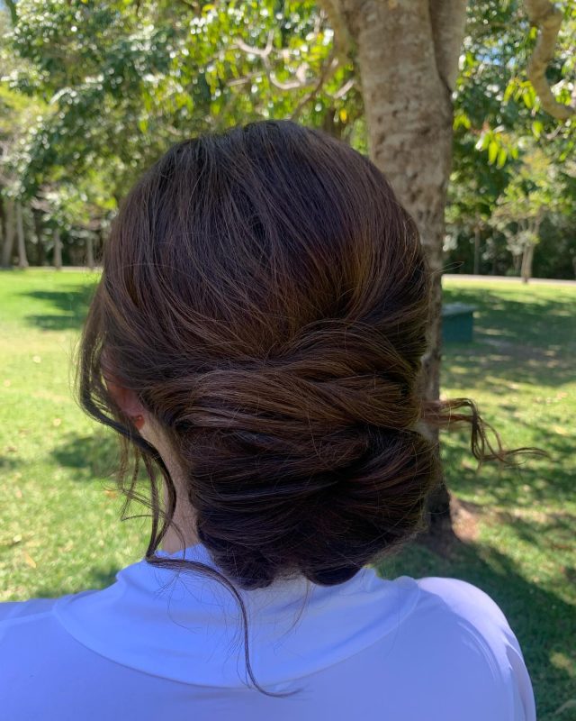 Brunette hair looks amazing in an updo✨A few highlights add extra texture & volume too🙌
This gorgeous style was created for Katharine on the weekend 💖

#bohobride #nontraditionalbride #weddings #weddings2020 #goldcoastevents #australianbrides #bohemian #bohemianweddingdress #goldcoastwedding #weddinggoals #tweedcoastweddings #weddingaustralia #intimatewedding #modernwedding #byronbaywedding #tweedcoastwedding #shesaidyes #makeupagencyaus #coolbride #bohoweddingdress #goldcoast #wedding #weddingflowers #modernbride #airbrushmakeup