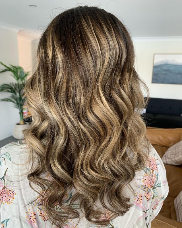 Bridesmaid Hairstyling💛Brushed out waves ✨
If you are thinking of highlighting or colouring your hair before the day…do it!  As you can see, the colours show so much added texture in the style✨
Curls created using @h2dhaircare curling wand 

#bohobride #nontraditionalbride #weddings #weddings2020 #goldcoastevents #australianbrides #bohemian #bohemianweddingdress #goldcoastwedding #weddinggoals #tweedcoastweddings #weddingaustralia #intimatewedding #modernwedding #byronbaywedding #tweedcoastwedding #shesaidyes #makeupagencyaus #coolbride #bohoweddingdress #goldcoast #wedding #weddingflowers #modernbride
