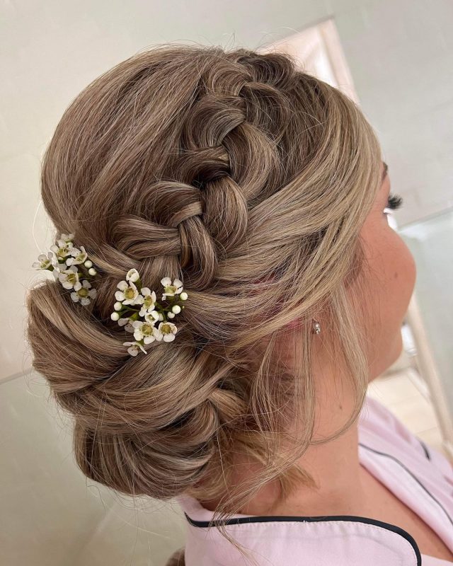 Who loves a BOHO braided updo🙌🥰
Styled with @h2dhaircare @kykhaircare Magic Dust, Volume Powder to create instant volume and texture in the updo✨
We didn’t do a trial for our bride Holly-what a result🙌

#makeup #toofacedmakeup #narsfoundation #hourglassmakeup #elopements #braidedupdo #goldcoastweddings #lashes #lashextensions #peachpalette #naturalmakeup #tweedcoastweddings #byronbayweddings #goldcoastweddings #goldcoastelopements #byronbayelopements #freshmakeup #flawlessmakeup