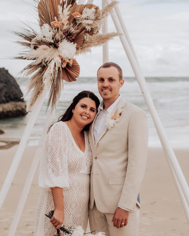 Gemma + Luke💛🤍
Elopement’s have been a vibe @hitched_in_paradise 
A gorgeous intimate celebration for these stunners✨
Captured @birdandboyphotography 
Celebrant @bc_celebrant 

#hairstyling #toofacedmakeup #narsfoundation #hourglassmakeup #elopements #goldcoastweddings #lashes #lashextensions #peachpalette #naturalmakeup #byronbayweddings #goldcoastweddings #blondeupstyle #goldcoastelopements #byronbayelopements #freshmakeup #tweedcoastweddings