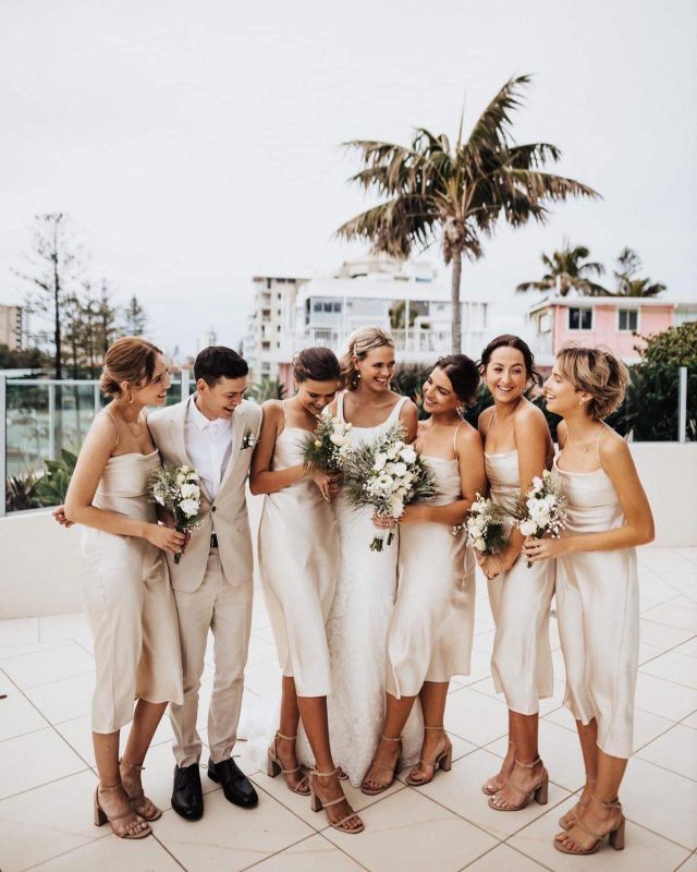 How stunning does this bridal party look? Holly and her tribe 💗

Hairstyling + makeup by Tina and Kristen 🙌
A common question we are asked is “So who does the hair and who does makeup?”
We both do hairstyling and we both do makeup which means there is no waiting and we can both step in when it’s touch up time to ensure you are all ready when the photographer arrives🙌

Venue @theacreboomerangfarm 
Photographer @alcornimages 

#hairstyles #hairstyling #hairstylist #hairstylistgoldcoast #tweedcoastweddings #h2dhaircare #nakhair #kykhair #curlinghairwand #curlwand #bride #bridehairstyle #ancoraweddings #boomerangfarmwedding #bridalparty