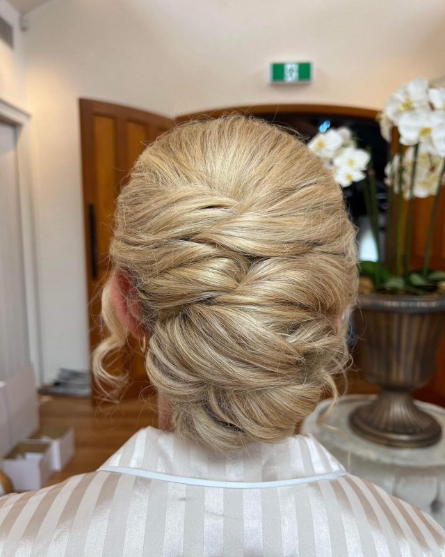 Softly twisted updo for our gorgeous bride Laiken 💗💗
Styling products @nakhair @kykhaircare @whitesandshaircareau 
So happy for all of our brides that are now able to celebrate with their special people around them 🙌 
Heart is full this week! 

#hairstyles #hairstyling #hairstylist #hairstylistgoldcoast #tweedcoastweddings #h2dhaircare #nakhair #kykhair #curlinghairwand #curlwand #bride #bridehairstyle #ancoraweddings #valleyestate #bridetribe #blondehair #blondehairstyle
