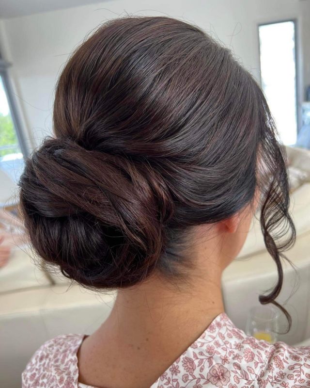 Classic low bun on dark hair ✨
Perfect style for a bride with or without a veil or a gorgeous bridesmaid updo 💗

Styled using @kykhaircare Magic Dust • Volume Powder @nakhair Thermal Shield

#hairstyles #hairstyling #hairstylist #hairstylistgoldcoast #tweedcoastweddings #h2dhaircare #nakhair #kykhair #curlinghairwand #curlwand #bride #bridehairstyle #ancoraweddings #valleyestate #bridetribe #blondehair #brunette #finsplantationhouse