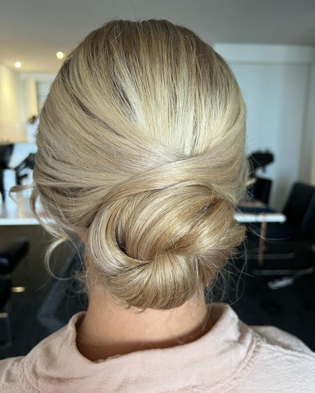 Effortless bun 💛
A style that’s perfect for your wedding day ✨

#hairstyles #hairstyling #hairstylist #hairstylistgoldcoast #tweedcoastweddings #h2dhaircare #nakhair #kykhair #curlinghairwand #curlwand #bride #bridehairstyle #ancoraweddings #cowbellcreekbride #cowbellcreekweddings #bridetribe #blondehair #blondehairstyles