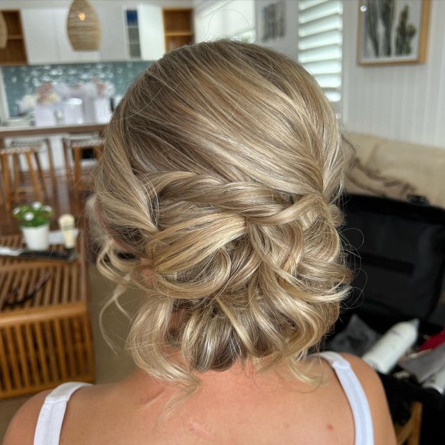 Soft, relaxed hairstyling at its best 🙌🙌
What a divine hairstyle 💛
Created using @nakhair @h2dhaircare 

#hairstyles #hairstyling #hairstylist #hairstylistgoldcoast #tweedcoastweddings #h2dhaircare #nakhair #kykhair #curlinghairwand #curlwand #bride #bridehairstyle #ancoraweddings #cowbellcreekbride #kingscliffmakeupartist #kingscliffhairstylist #cowbellcreekweddings #bridetribe #blondehair #blondehairstyles